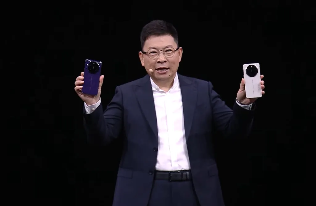Richard Yu Chengdong, the chairman of Huawei Technologies’ consumer business group, shows two high-end Mate 80 RS smartphones at Tuesday’s live-streamed product launch. Photo: Handout