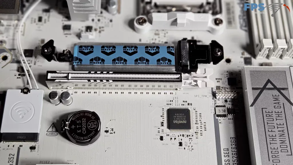 ASRock B850 CHALLENGER WiFi WHITE: Primary M.2 and PCIe slots highlighting the lack of EZ-release