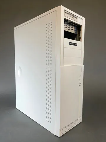 Classic beige Inwin Q500 server tower used for a sleeper PC build